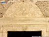 Το μαρμάρινο σκαλιστό περίγραμμα της εισόδου του ναού