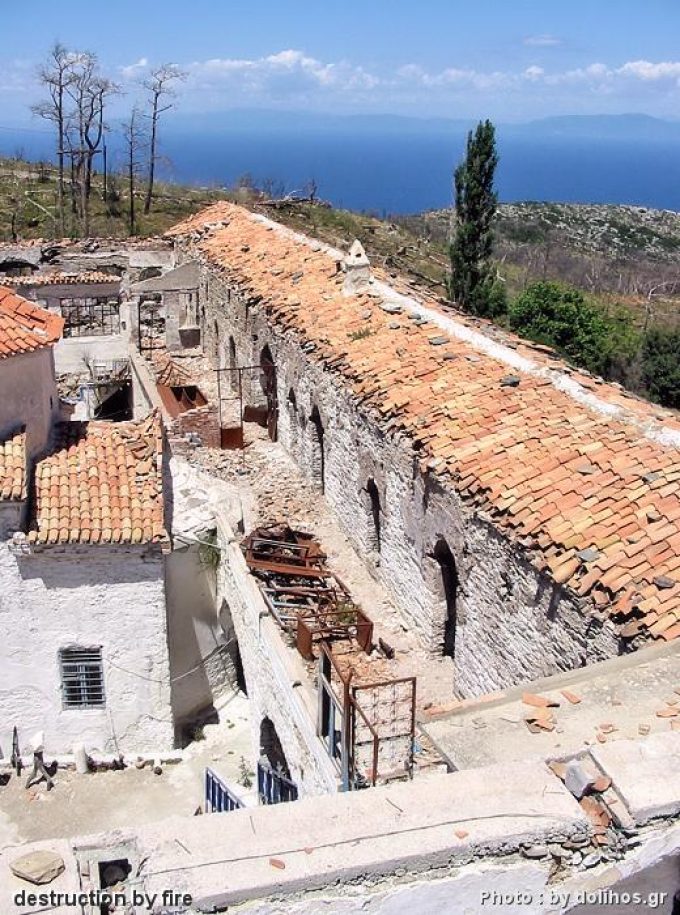 Το μοναστήρι Παναγία βροντά κατεστραμμένο από την πυρκαγιά
